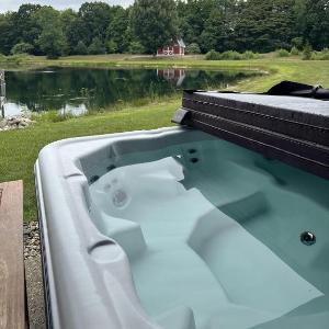 11 Acre Wood - Cabin getaway - fishing & swimming pond - hot tub