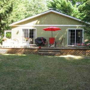 Piccolo Cottage - Great Location - Walking distance to Douglas Beach!