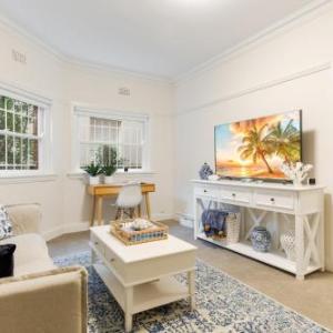 Art Deco Apartment Meters Away From The Beach