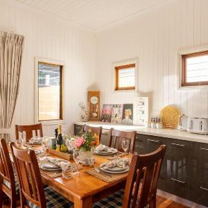 6KM to CBD Convenient 5BR Queenslander Coorparoo