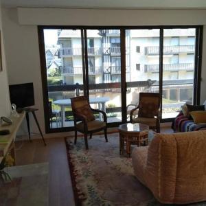 Spacious apartment in front of the sea