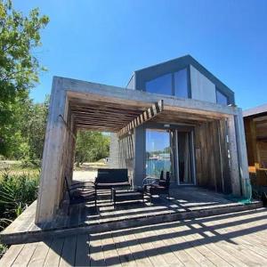 Eli - Waterfront Villa