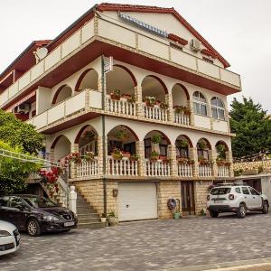 Apartments with swimming pool Lopar Rab - 22978