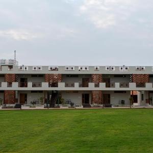 Poojari's Nirantara - Kabini