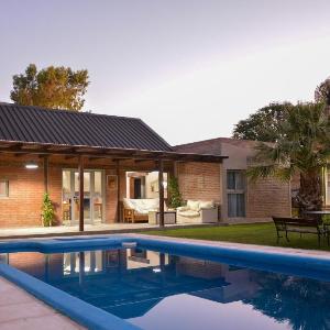 POSADA ROSSINA Habitaciones con baño privado y ambientes compartidos