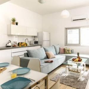 Stylish 3BR Apt w Balcony 5 min Walk from Beach
