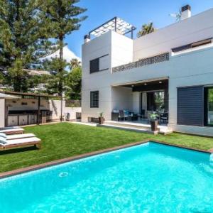 VACATION MARBELLA I Villa Riviera Del Sol Private Pool Jacuzzi Sauna Gym Cinema Billiard Walking Distance to the Beach