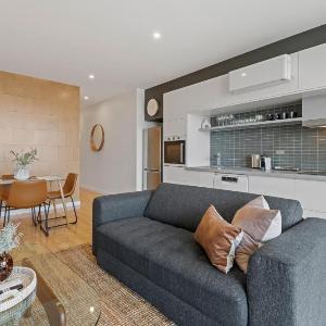 Modern 1-Bed with Close to Shops