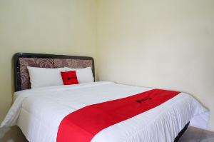 RedDoorz Syariah near Alun Alun Pacitan 2, Pacitan