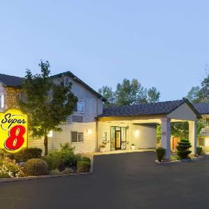 Hotels near Skunk Train Willits Depot - Super 8 by Wyndham Willits