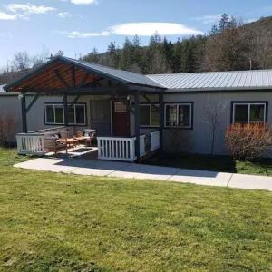 Hotels near Edgewater Christian Fellowship Grants Pass - Enchanting Getaway Farmhouse And Tiny House Duo