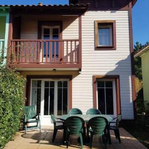 Maison charmante à Lacanau avec piscine partagée et terrasse