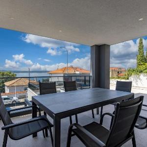 Luxury Pool Apartment With Sea View - Happy Rentals
