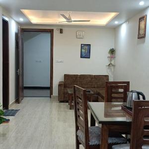 Homlee -Jumbo Lux Flat w hills Kitchen & parking