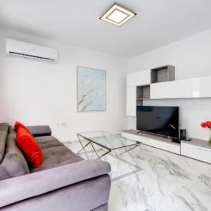 Cosy Apartment steps to St George's Bay