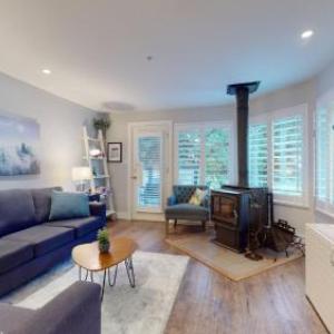 2BR | Snowberry | Wood Burning Fireplace | Modern Finishes | Parking | Ski Hill Shuttle