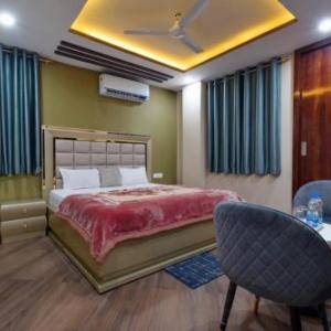 Hotel Violett Doors
