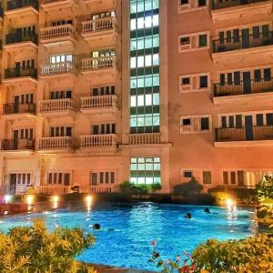 Lafayette Park Square w/ balcony facing pool view