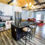 Urban Explorer Pad - 3BR - Backyard -Parking Indiana
