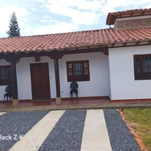 Villa Samantha - Casa Colonial con Parqueadero