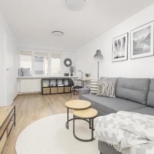 Elegant Grey Apartment Wspólna Śródmieście in Warsaw by Noclegi Renters