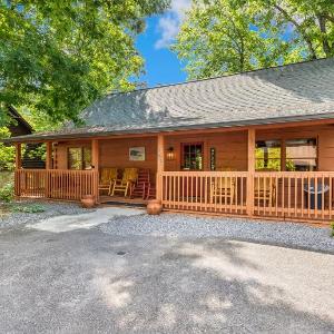 ER76 - Bear Tracks - Great location! Close to all the action! cabin