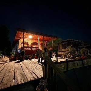 OMAR KHAYYAM HOUSEBOAT Retreat