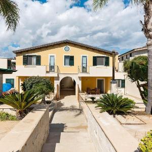 Seaside Apartment with BBQ  Garden