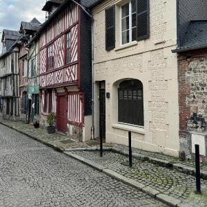 Maison de ville proche du port au cœur du Carré des Arts de Honfleur
