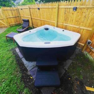 NEW!! Lovely unit w/ PRIVATE Hot Tub and patio!