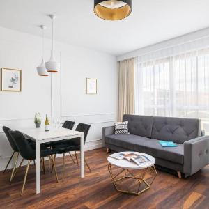 Prestigious & Classy Apartment Next To The Metro Station by Noclegi Renters