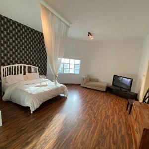 Spacious Master Room in Dubai Umm Suqeim 124R2.