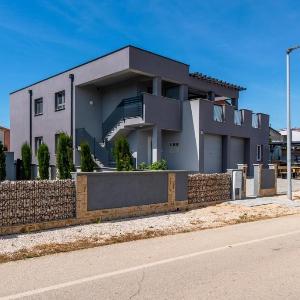 Apartments with parking space Vir - 23252