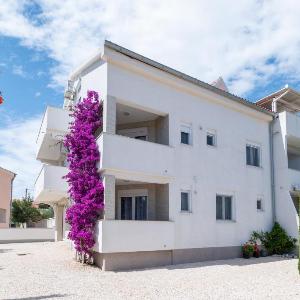 Apartments with parking space Vir - 23221