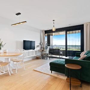 Luxurious City Retreat Balcony & Pool Access