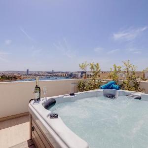 Stylish Penthouse Rooftop Hot Tub Harbour Views