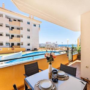 Elegant 2 Bed 2 Bath Apartment Pool Views Parking