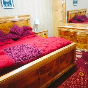 Cheerful 3 bedroom home with free parking