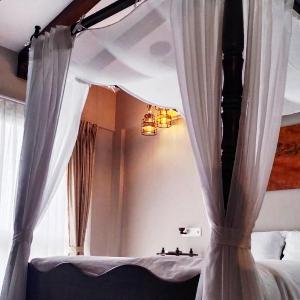 White Feather CastlesGorgeous Riverview Apartment