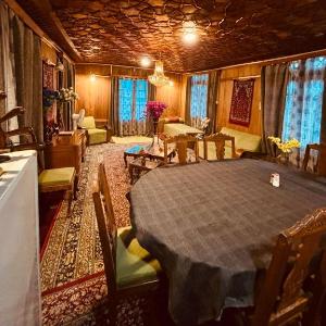 Lucky Kashmir Heritage Houseboat
