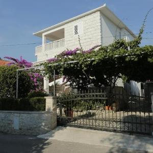Apartments with parking space Supetar Brac - 23147