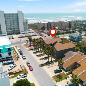 Beautiful 2 Bed 2 bath 1st Floor condo by beach with Pool