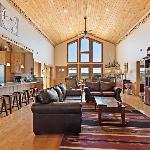 Hint of Heaven by KABINO HotTub Air Hockey Firepit Fishing Trails Yellowstone Free WiFi