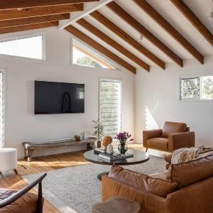 Blackbutt House - Luxe Retreat With Pool and Sauna