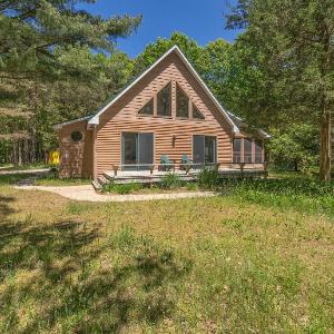 Nature lovers delight private hot tub and a short walk to Lake MI