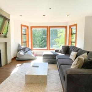 2BR in Greyhawk Hot Tub and Sauna Gas Fireplace Secure Parking
