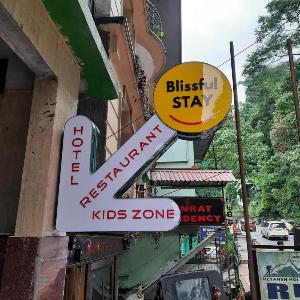 Blissful Stay 2-min drive from MG Market