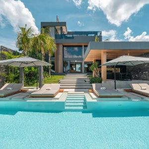 Beyond The Palms - Impressive Brand New 4BR Canggu Villa with Rooftop