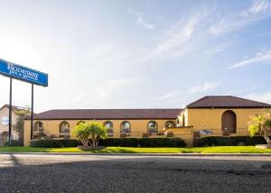 Rodeway Inn & Suites Colton-Riverside