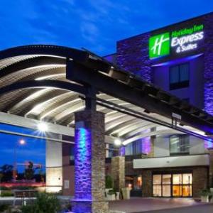 Holiday Inn Express and Suites Rochester West-Medical Center